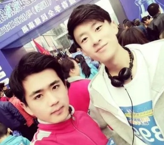 河外毕业生仇煜，大二就任创意总监，大三成功创业