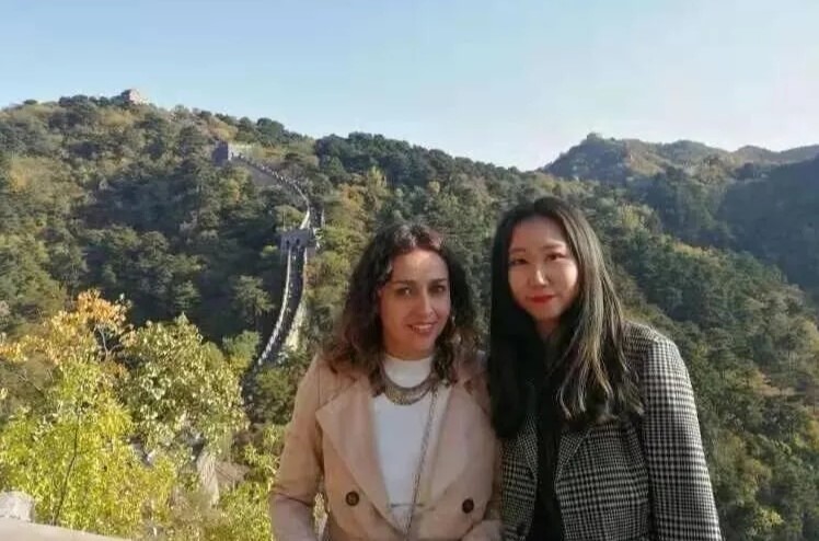 河外学子闫轶娲，担任外语志愿者，并协助院长进行专著研究