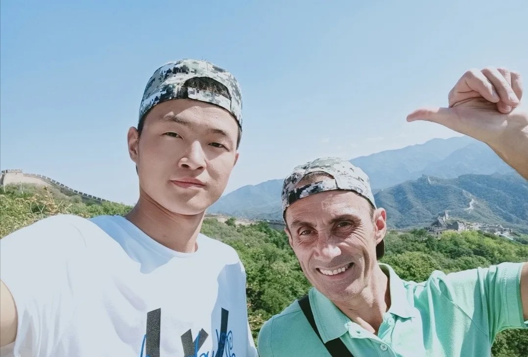 河外学子闫凯杰，大二就为企业担任随行翻译，对话古巴原高等教育部部长