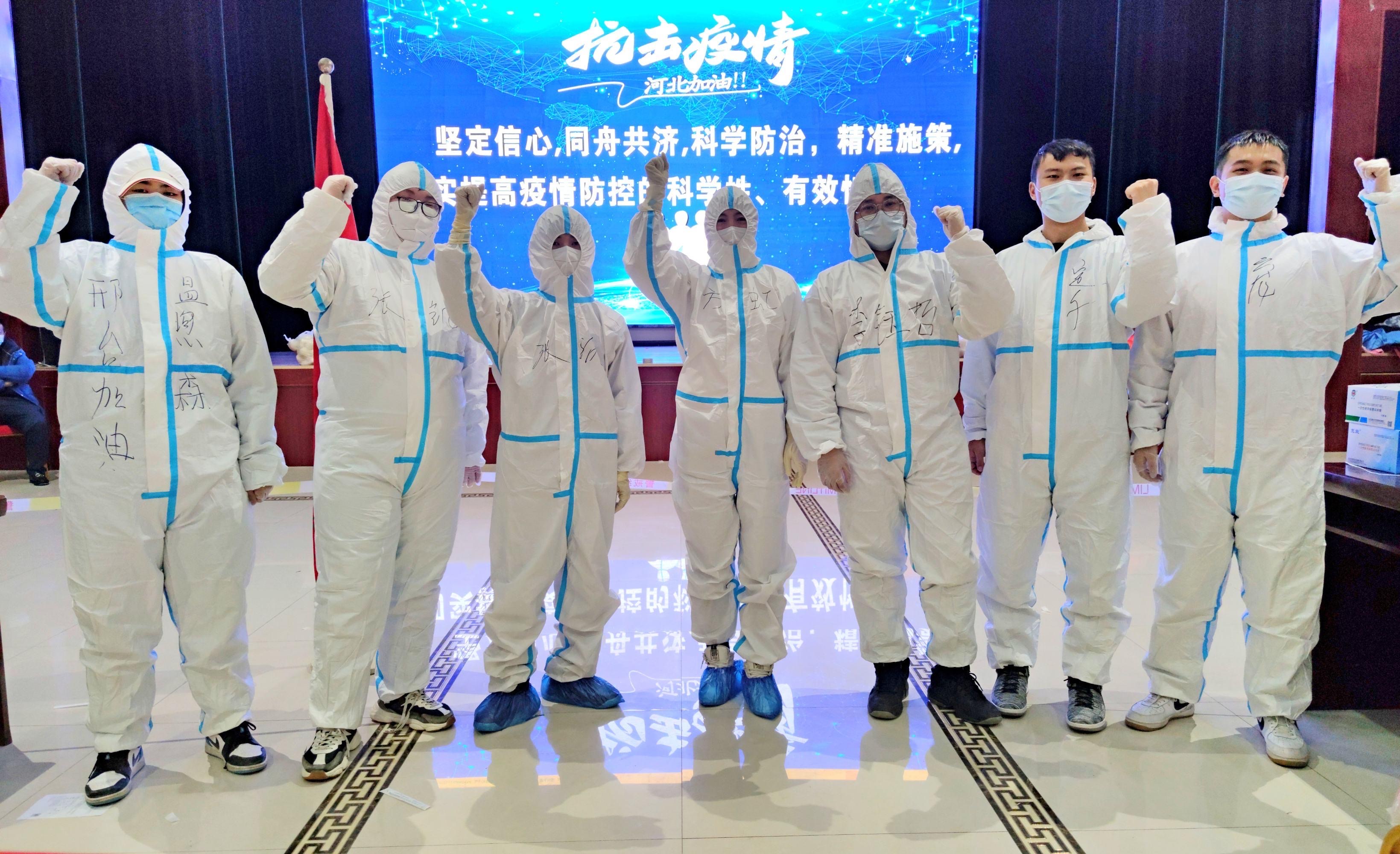 邢台市全媒体中心报道河北外国语学院西意葡语言学院生20级西本一班焦梓宸同学做抗疫志愿者