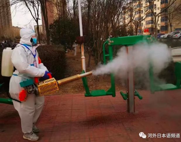 燕赵都市报、燕赵晚报、潇湘晨报等媒体报道河北外国语学院学生樊雅欣在社区开展防疫消杀和民生保障工作