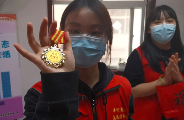 新华社报道河北外国语学院学子“双城抗疫志愿者”雷妮娜的别样春节