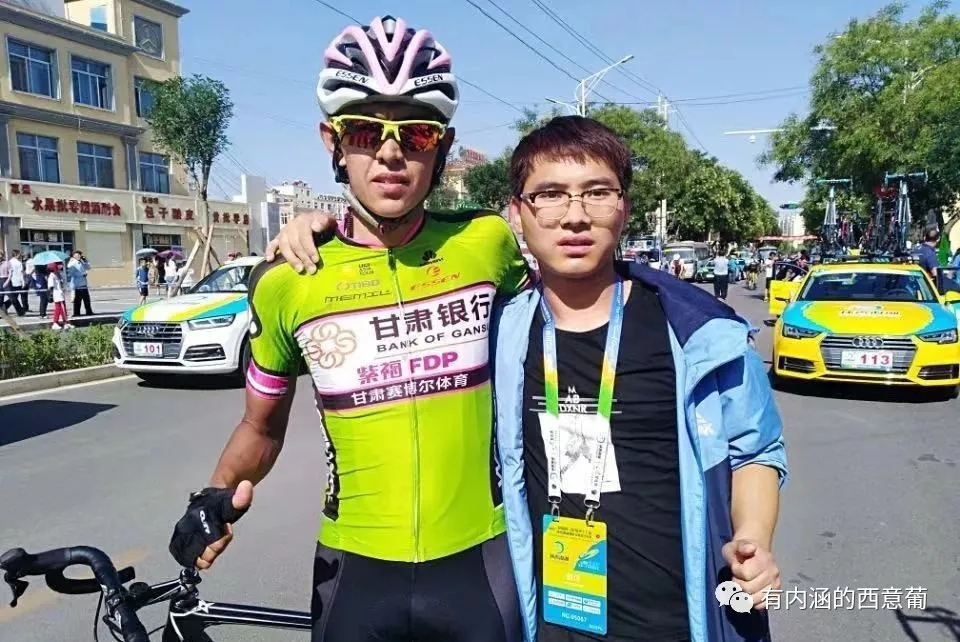 河外毕业生赵恺，为墨索里尼客商及哥斯达黎加、秘鲁等7个拉美国家游客担任随行翻译