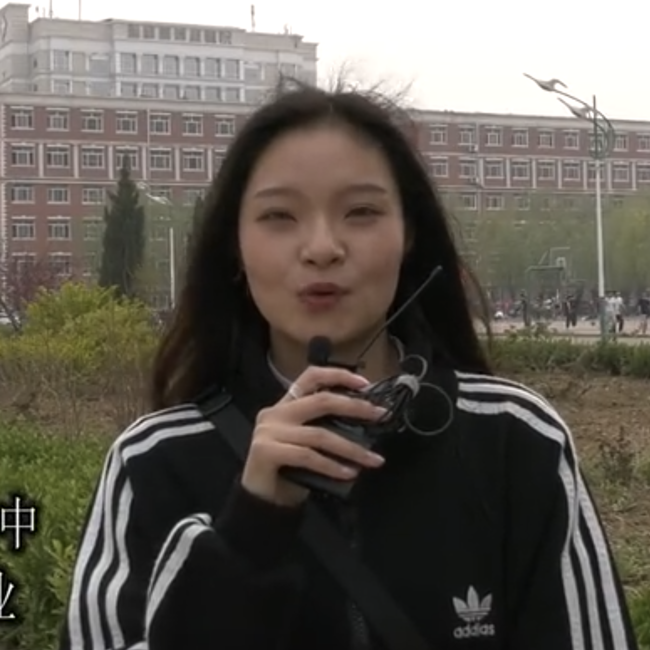 河北外国语学院学子预祝单招考生取得好成绩