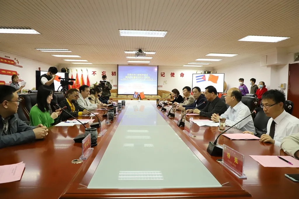 人民日报海外网、潇湘晨报、东方网等媒体报道河北外国语学院成功举办口腔医学技术高端论坛暨项目技术对接会