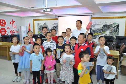 人民日报海外网报道河北外国语学院教师和子女共度“六一儿童节”