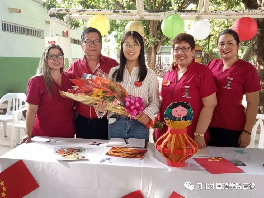 河北外国语学院坚持榜样教育，人人争做榜样和旗帜