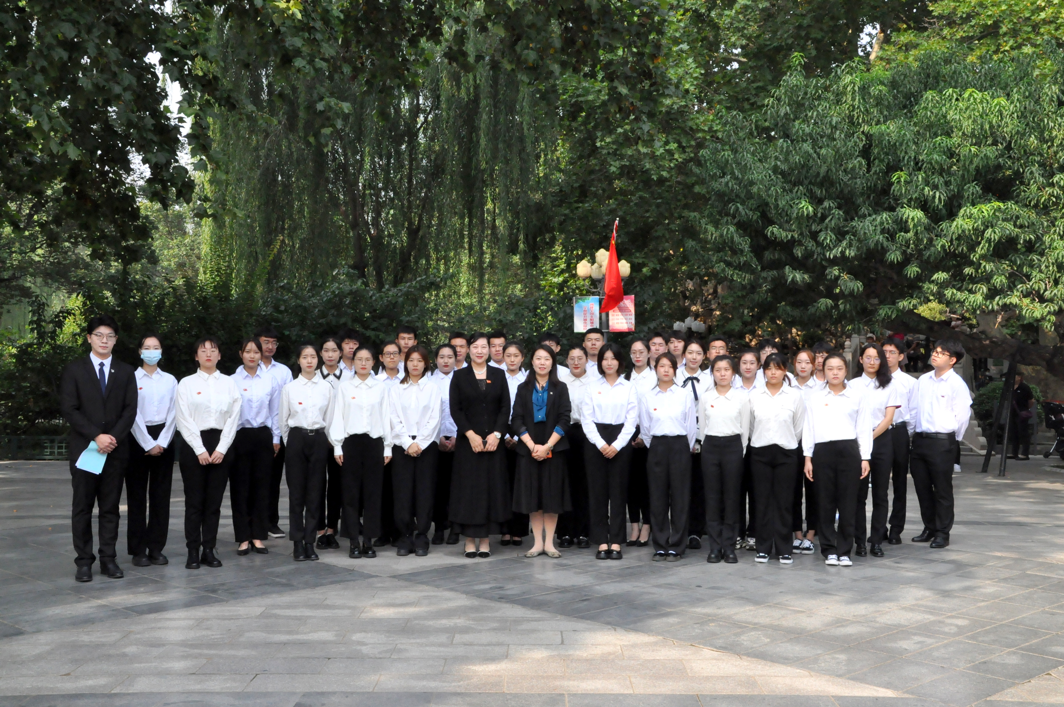 中央人民广播电台《中国之声》栏目、河北广播电视台冀时客户端、石家庄广播电视台《民生关注》报道河外师生在烈士纪念日缅怀先烈主题活动