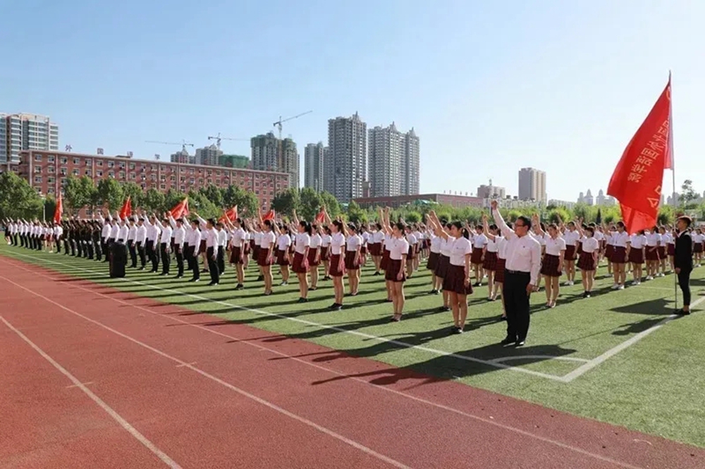 河北外国语学院坚持以立德树人为主线，以立德树人成效作为学校教育的根本标准