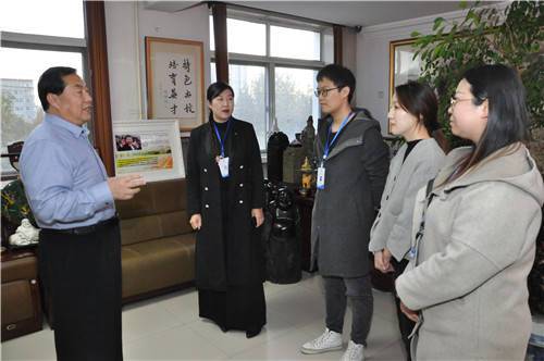 河北新闻网、中国商报网、中国周刊网等媒体报道我校学子郭阿颖同学向学校捐赠2000册图书，助力母校教育事业发展