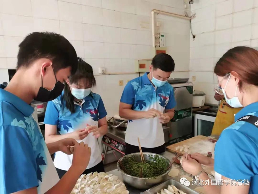 河北日报、西部决策网报道河北外国语学院大二学生胡途创办公益食堂现成冬奥志愿者