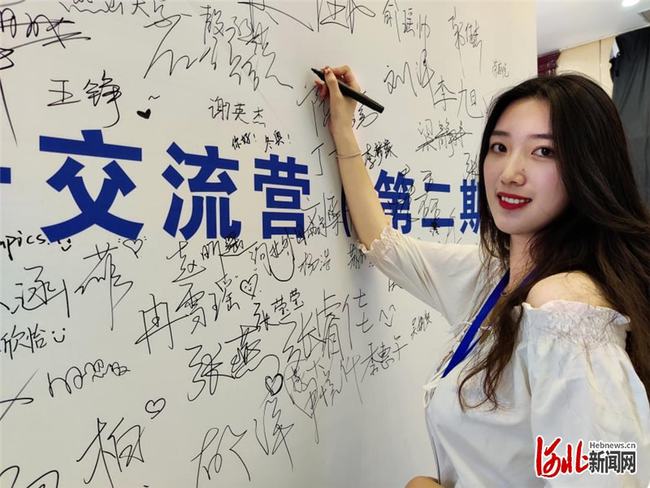 河北新闻网、中国新闻网等媒体报道河北外国语学院张家口山地转播中心语言专业志愿者彭薪樾：做好赛事顺畅进行的“润滑剂”