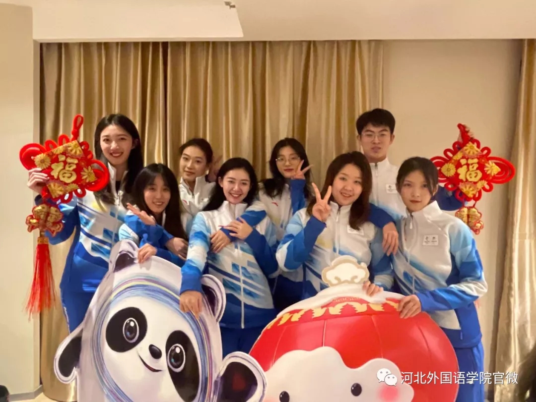 中央总台CCTV5体育频道《体坛快讯》报道河北外国语学院赴张家口山地转播中心的8位同学与其他志愿者们共同庆祝中国新年