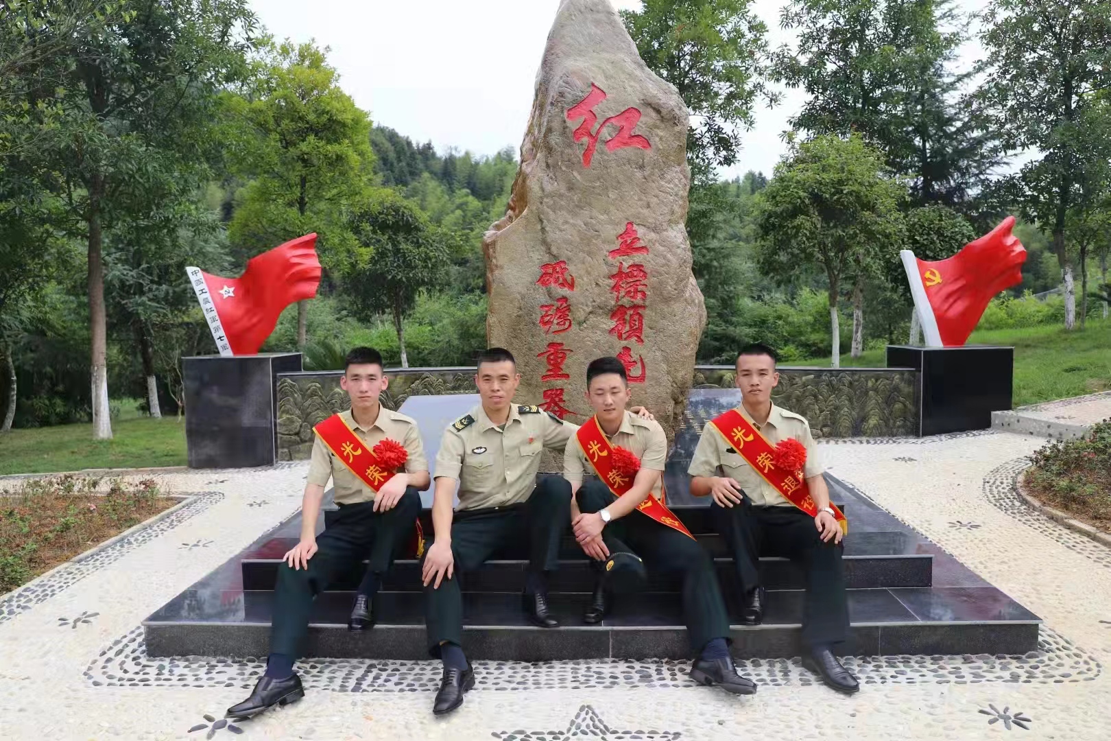 踏进英姿飒爽，铮铮铁骨男儿战场