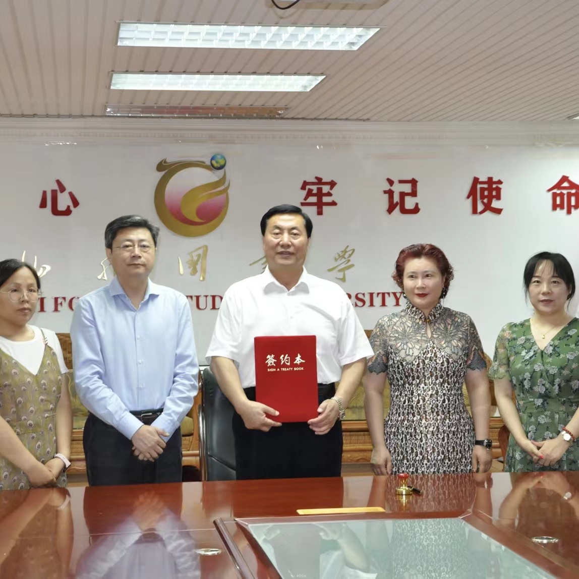 中国河北外国语学院与哥伦比亚埃斯特尔纳多大学网上签约仪式