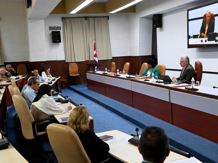 古巴国家电视台报道古巴国家主席接见河北外国语学院副校长雅伊雷院士，并接受采访