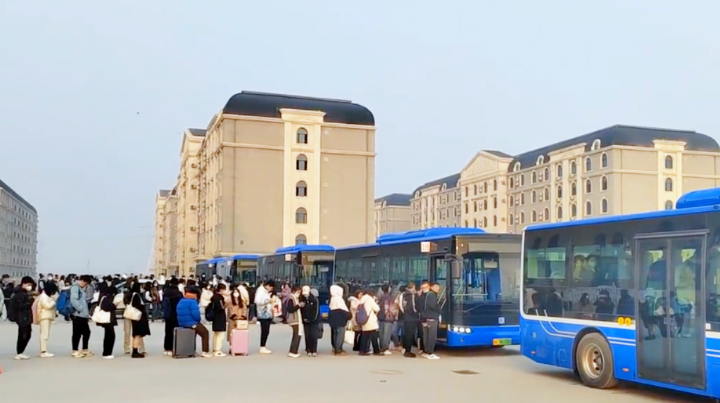 长城网、中国有线电视新闻网、中国青年网、河北文化网、国际在线、中国网等媒体报道河北外国语学院：为师生服务，要有温度、接地气、冒热气