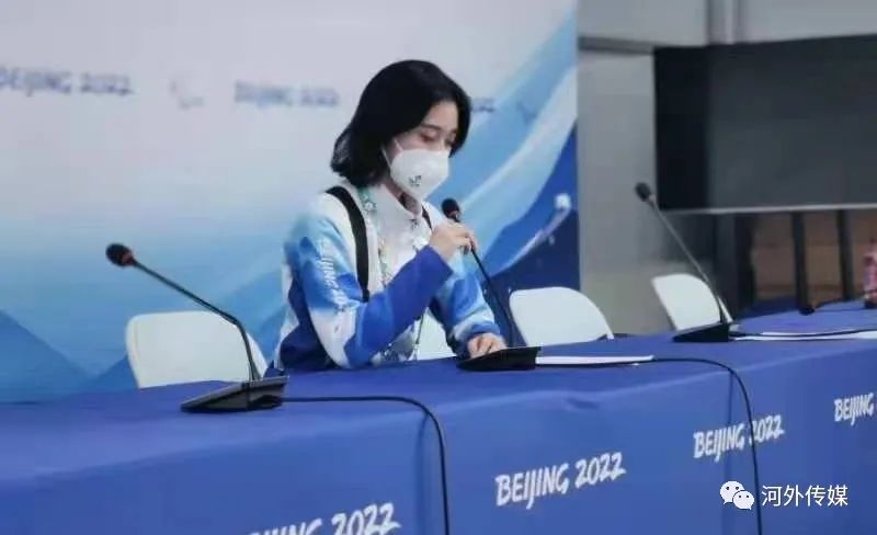 河北外国语学院传媒学院20播本二班​高海琪，以张家口崇礼赛区国家冬季两项中心交通领域语言志愿者身份服务冬奥
