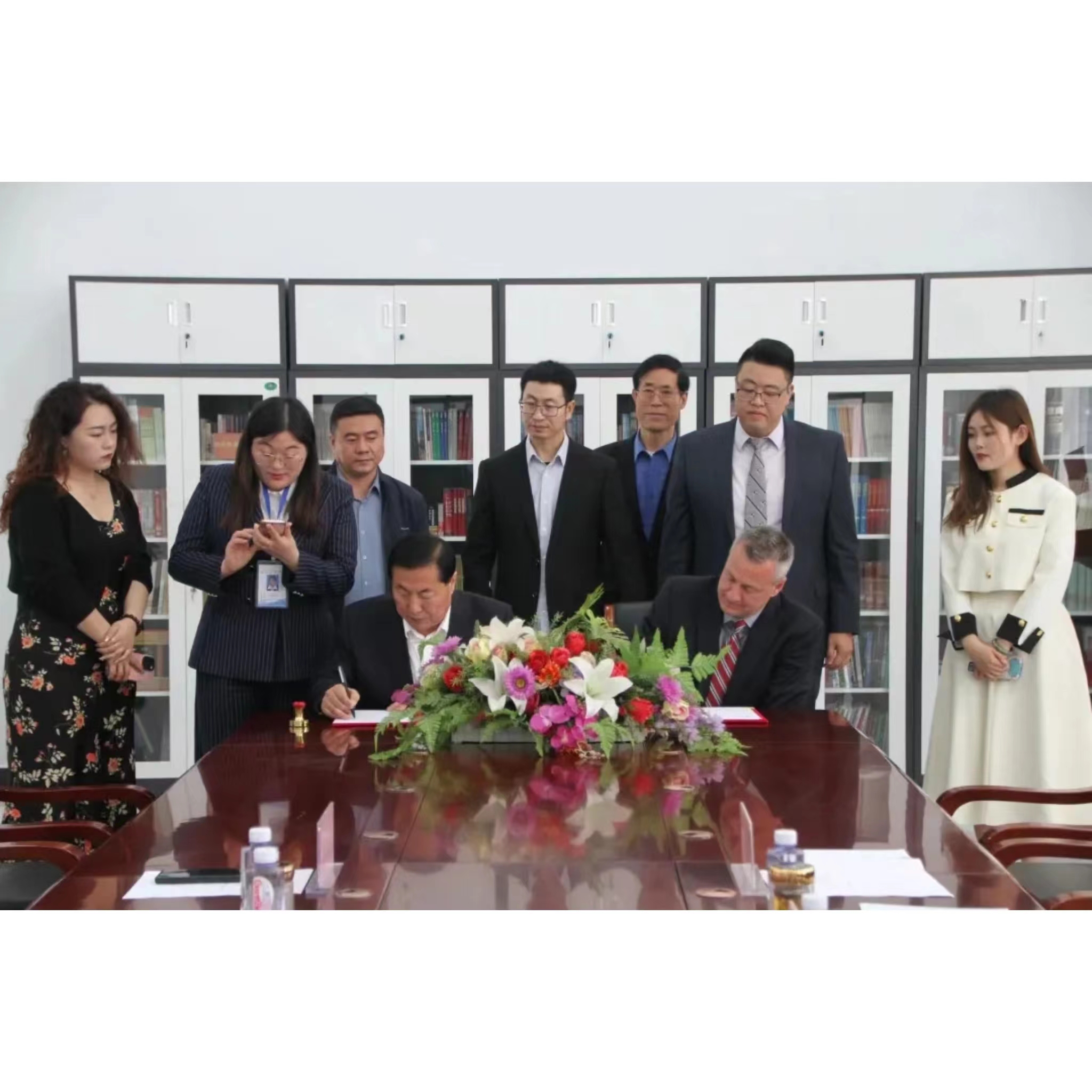 河北外国语学院与美国哈町大学进行交流合作洽谈