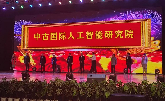 古巴共产党中央机关报格拉玛报、中国青年网、央视网、中国有线电视新闻网、长城网、河北文化网等媒体报道中古国际人工智能研究院在河北外国语学院正式揭牌成立