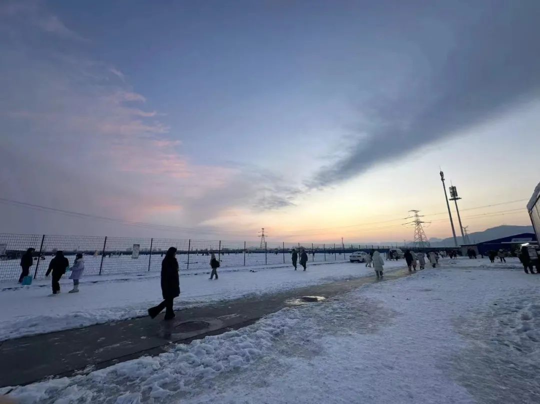 长城网消费观察报道河北外国语学院校园雪景美如诗画