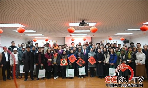 中国有线电视新闻网报道“美丽河北 新春送福——河北省外国专家及家属新春联谊活动”在河北外国语学院红旗校区隆重举行