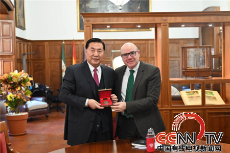 中国有线电视新闻网报道河北外国语学院孙建忠校长率团访问世界排名第201位的西班牙格拉纳达大学并达成多项合作