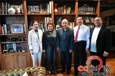 中国有线电视新闻网报道诺贝尔和平奖获得者、哥斯达黎加前总统奥斯卡·阿里亚斯·桑切斯与河北外国语学院孙建忠校长亲切会晤