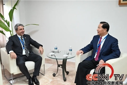 中国有线电视新闻网报道古共中央委员、古巴高等教育部部长瓦尔特博士与河北外国语学院董事长、校长孙建忠院士亲切会晤