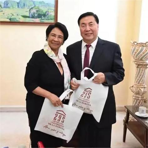 古巴国务委员、哈瓦那大学校长米莉亚姆院士与河北外国语学院校长孙建忠院士亲切会晤