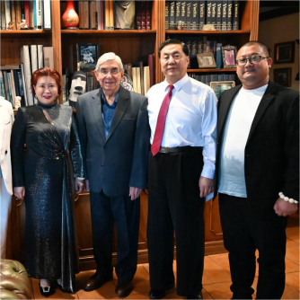 诺贝尔和平奖获得者、哥斯达黎加前总统奥斯卡·阿里亚斯·桑切斯与河北外国语学院孙建忠校长亲切会晤