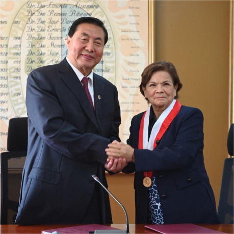 河北外国语学院孙建忠校长与美洲历史最悠久的大学秘鲁排名第一的圣马科斯国立大学校长签约合作并应邀出席金砖国家论坛