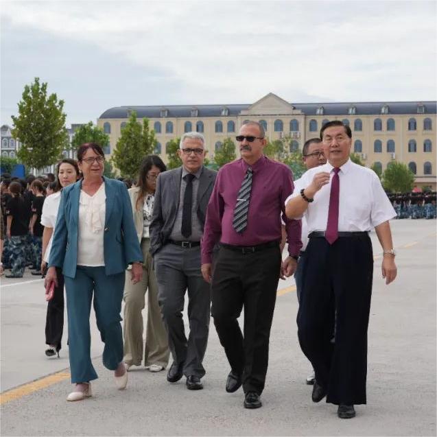 古巴公共卫生部副部长雷诺尔博士一行访问河北外国语学院