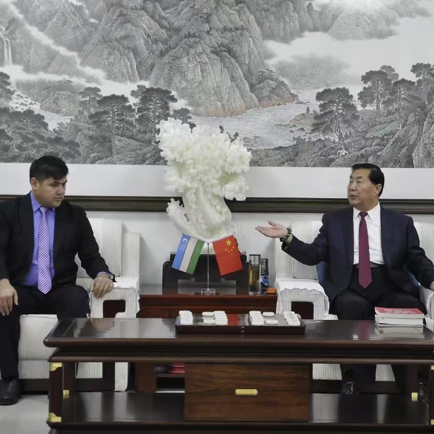 河北外国语学院与乌兹别克斯坦塔什干市奥尔马佐尔区、河北省退役军人就业创业促进会签约